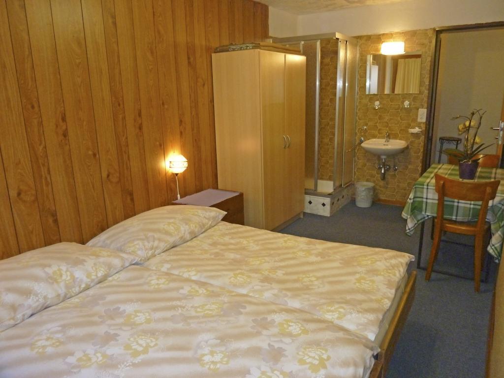 Pension Schoenblick Saas-Grund Quarto foto